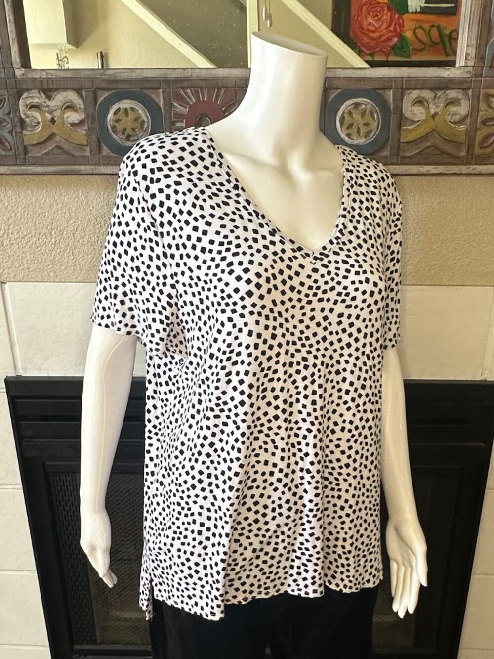 Alfani black white V-neck short sleeve Blouse Large Contour Dot